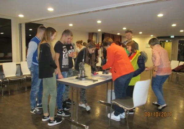 Grupa uczniów Zespołu Szkół im. St. Staszica w Gąbinie pracuje nad demonstracyjnym urządzeniem na stole podczas międzynarodowego projektu w Leutesdorf nad Renem.