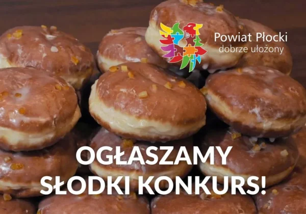 Stos pączków z lukrem na tle logo Powiatu Płockiego i napisu OGŁASZAMY SŁODKI KONKURS.