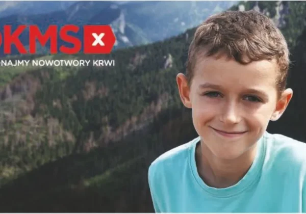 Uśmiechnięty chłopiec stoi na tle górskiego krajobrazu, obok logo DKMS i napisu „Pokonajmy nowotwory krwi”.