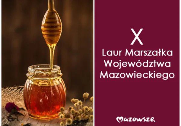 Na zdjęciu po lewej stronie widać słoik miodu z drewnianą łyżeczką polewającą miód oraz suszone kwiaty, a po prawej bordowy baner z napisem "X Laur Marszałka Województwa Mazowieckiego" i logiem Mazowsza.