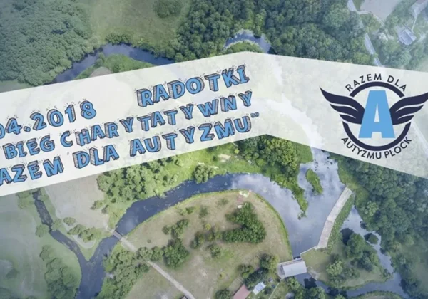 Widok z lotu ptaka na zielone tereny z meandrującą rzeką, na którym nałożono biało-niebieski baner z napisem „III Bieg Charytatywny Razem dla Autyzmu” oraz logo z literą A i skrzydłami.