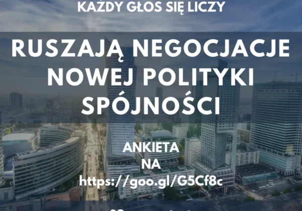 Baner z panoramą miasta w tle z dużymi napisami „KAŻDY GŁOS SIĘ LICZY” i „RUSZAJĄ NEGOCJACJE NOWEJ POLITYKI SPÓJNOŚCI”, informujący o ankiecie pod podanym linkiem w kontekście konsultacji po 2020.