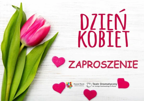 Różowy tulipan leżący na białym, drewnianym tle obok napisu „Dzień Kobiet – Zaproszenie” i logotypów Powiatu Płockiego oraz Teatru Dramatycznego im. Jerzego Szaniawskiego w Płocku.