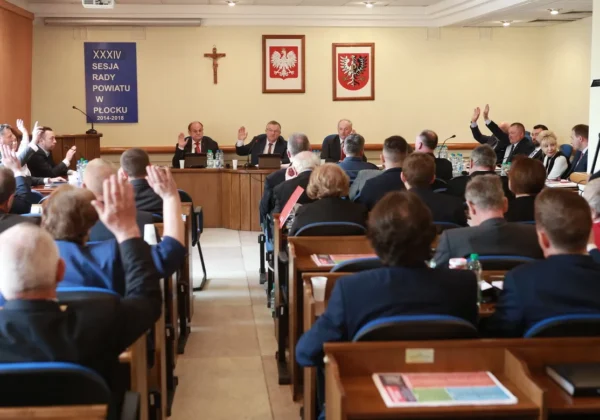 Uczestnicy XXXIV sesji Rady Powiatu w Płocku głosują nad absolutorium dla Zarządu Powiatu podczas obrad.