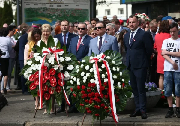 Grupa osób w garniturach składa wieńce z kwiatów podczas uroczystości 227. rocznicy uchwalenia Konstytucji 3 Maja.