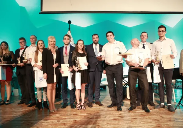 Grupa osób na scenie odbierających nagrody podczas jubileuszowej Gali 40-lecia WOPR Płock.