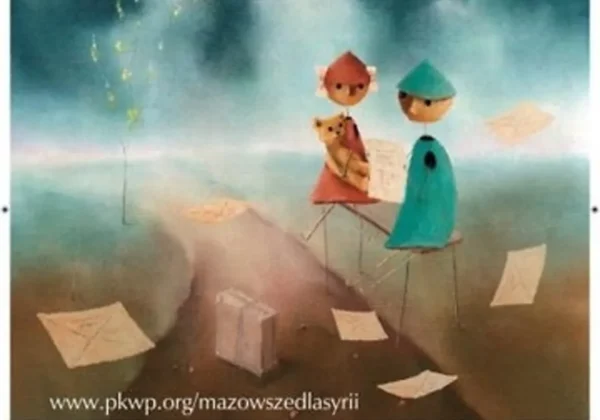 Plakat promujący akcję „Mazowsze dla Syrii” przedstawiający dwie stylizowane postacie siedzące na krzesłach na tle nieba, trzymające kartki, pod napisem „Syryjskie dzieci czekają na Twoją pomoc!”.