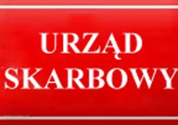 Czerwony znak z białą ramką i napisem URZĄD SKARBOWY.