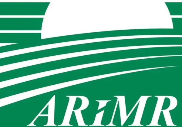 Logo ARiMR na zielonym tle z białymi, falistymi paskami.