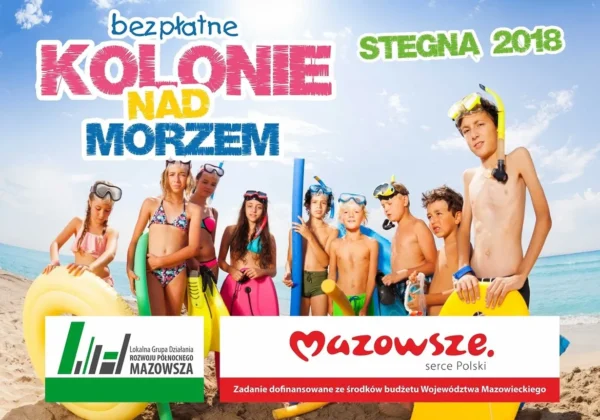 Grupa dzieci w strojach kąpielowych z sprzętem do nurkowania stoi na plaży nad morzem; plakat promuje darmowe kolonie dla 30 dzieci.