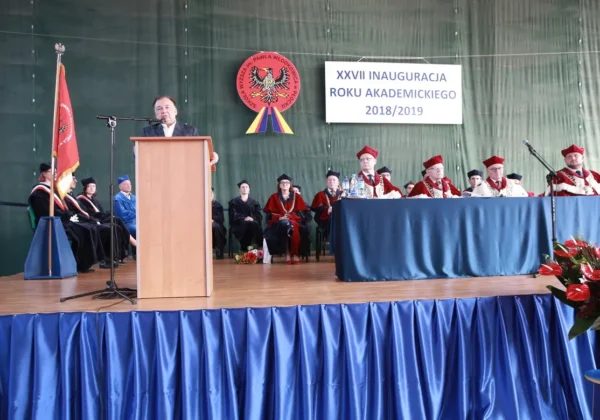 Mężczyzna wygłasza przemówienie z mównicy podczas XXVII inauguracji roku akademickiego 2018/2019 na Politechnice i Włodkowicu.