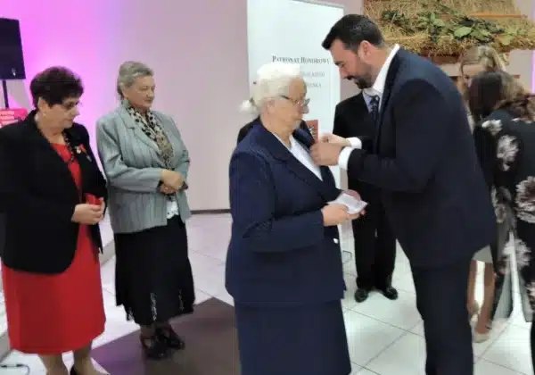 Uroczystość Senioriady w Małej Wsi, podczas której wyjątkowe osoby otrzymują wyróżnienia.