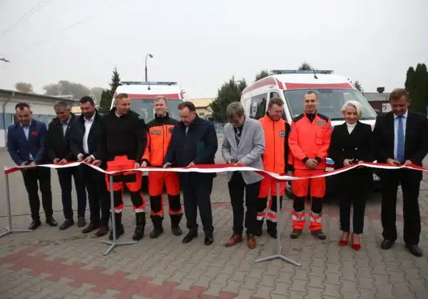 Uroczyste przecięcie wstęgi z okazji przekazania dwóch nowych karetek dla Gąbina i Wyszogrodu, z obecnością przedstawicieli lokalnych władz oraz personelu medycznego.