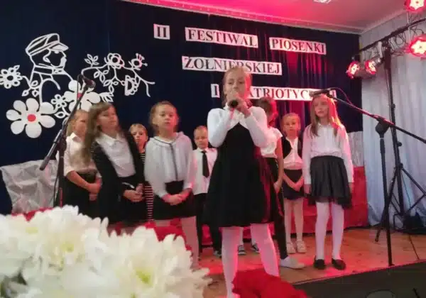 Dzieci występują na scenie podczas Powiatowego Festiwalu Piosenki Żołnierskiej i Patriotycznej w Nowym Miszewie.