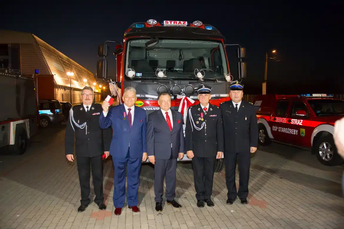 Przekazanie samochodu średniego dla OSP w Staroźrebach z udziałem przedstawicieli społeczności lokalnej.