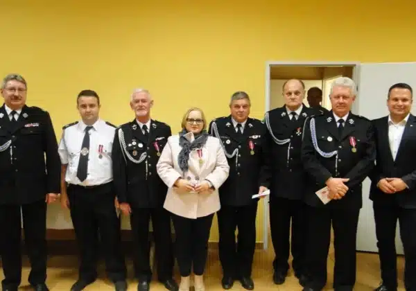 Spotkanie z strażakami OSP w Słubicach, podczas którego uczestnicy wykonali wspólne zdjęcie w mundurach.