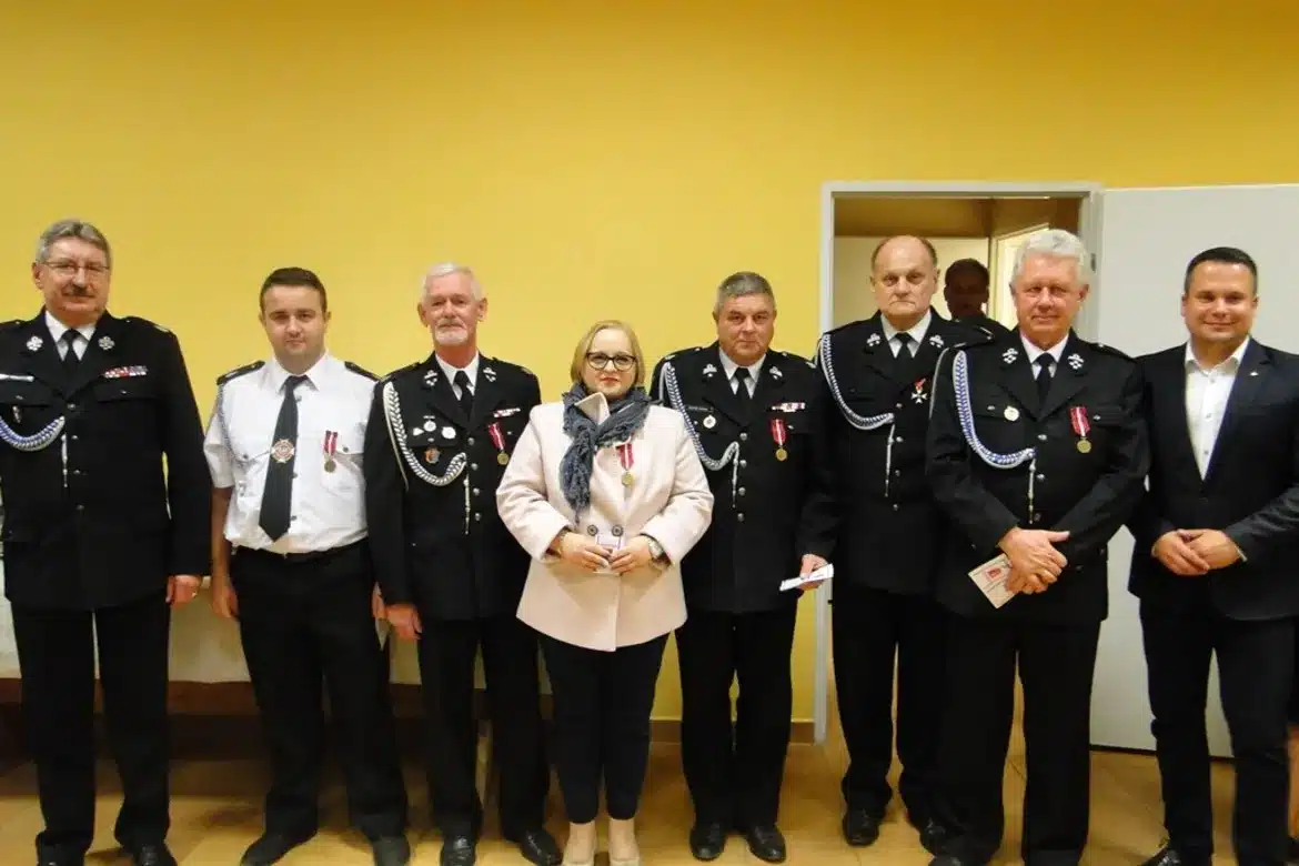 Spotkanie z strażakami OSP w Słubicach, podczas którego uczestnicy wykonali wspólne zdjęcie w mundurach.