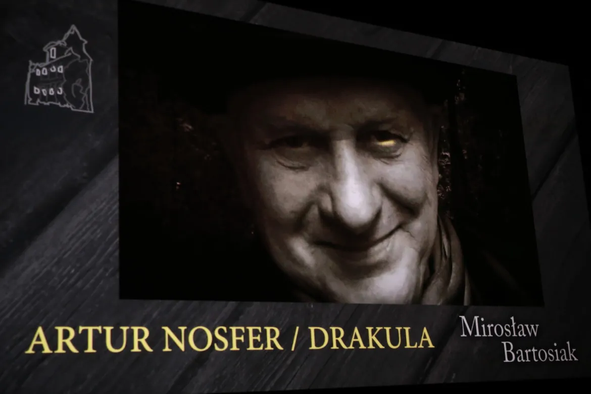 Promocyjny plakat filmu NOSFERARTUR z zbliżeniem twarzy wampira o bladej cerze na ciemnym tle.