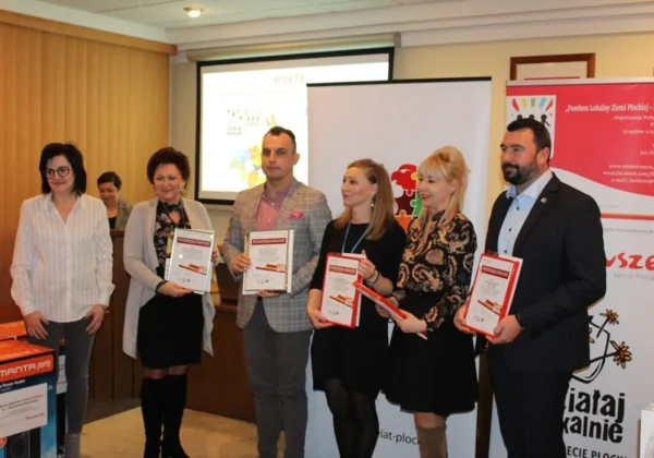 Szóstka osób stojących w sali konferencyjnej powiatu płockiego trzyma certyfikaty podczas inauguracji kolejnej edycji konkursu grantowego „Działaj Lokalnie”.