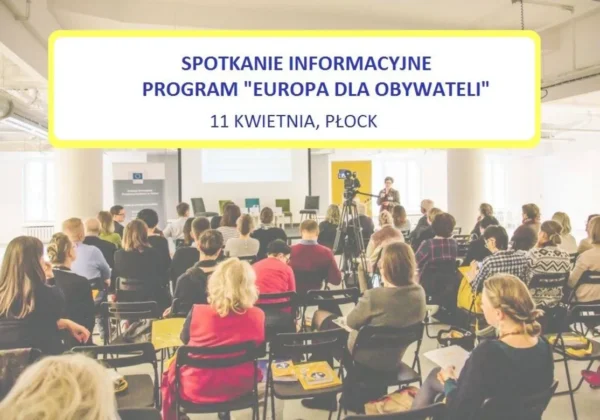 Uczestnicy siedzą w sali konferencyjnej podczas bezpłatnego spotkania informacyjnego o programie „Europa dla obywateli” w Płocku, z projekcją na ekranie i kamerą ustawioną do nagrywania.