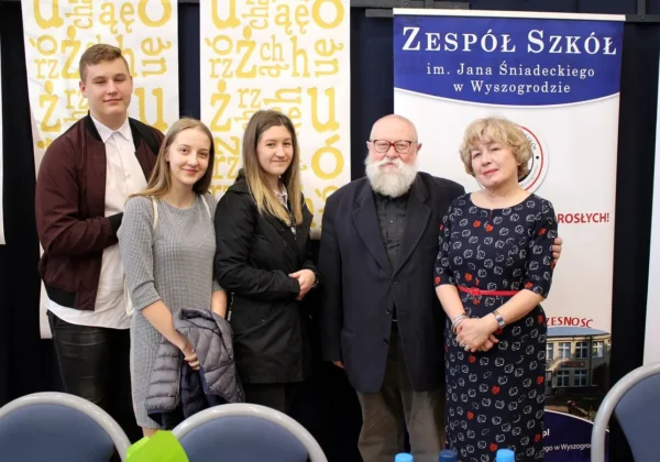 Pięć osób stoi razem na tle banerów promujących VI Nadwiślańskie Dyktando.