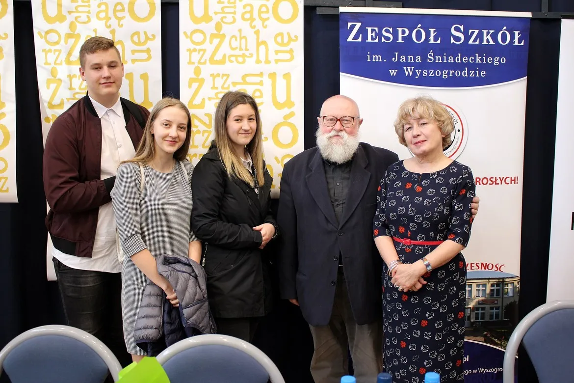 Pięć osób stoi razem na tle banerów promujących VI Nadwiślańskie Dyktando.