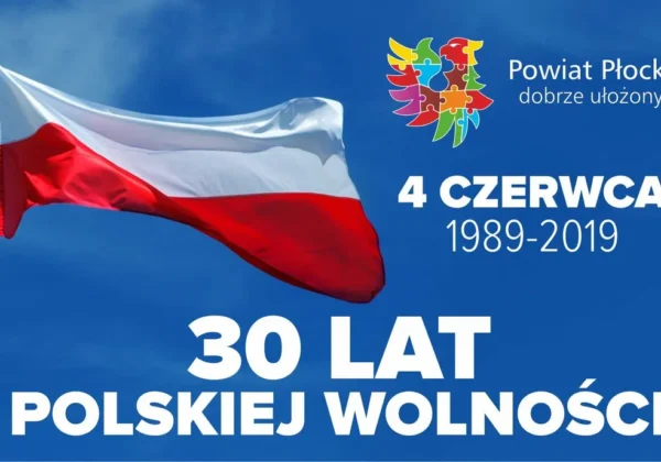 Flaga Polski falująca na tle niebieskiego nieba, obok widoczne hasło „30 lat polskiej wolności” oraz logotyp Powiatu Płockiego i data 4 czerwca 1989–2019.