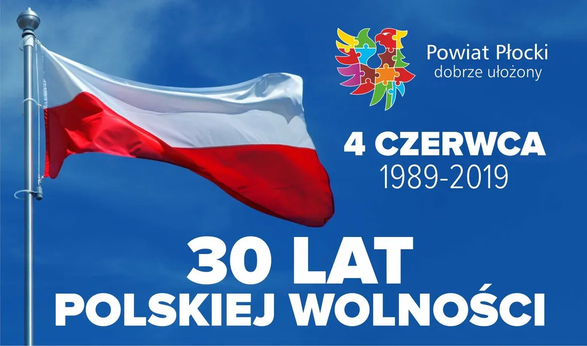 Flaga Polski falująca na tle niebieskiego nieba, obok widoczne hasło „30 lat polskiej wolności” oraz logotyp Powiatu Płockiego i data 4 czerwca 1989–2019.
