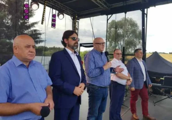 Pięciu mężczyzn stoi na scenie podczas II Jarmarku Łęski w gm. Drobin; jeden z nich przemawia do mikrofonu.