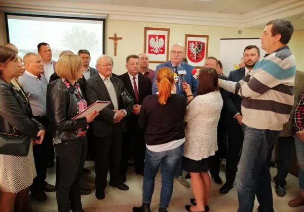 Grupa samorządowców i dziennikarzy podczas konferencji prasowej w Powiecie Płockim, omawiającej temat suszy i braku pogłębiania rzeki Wisły.