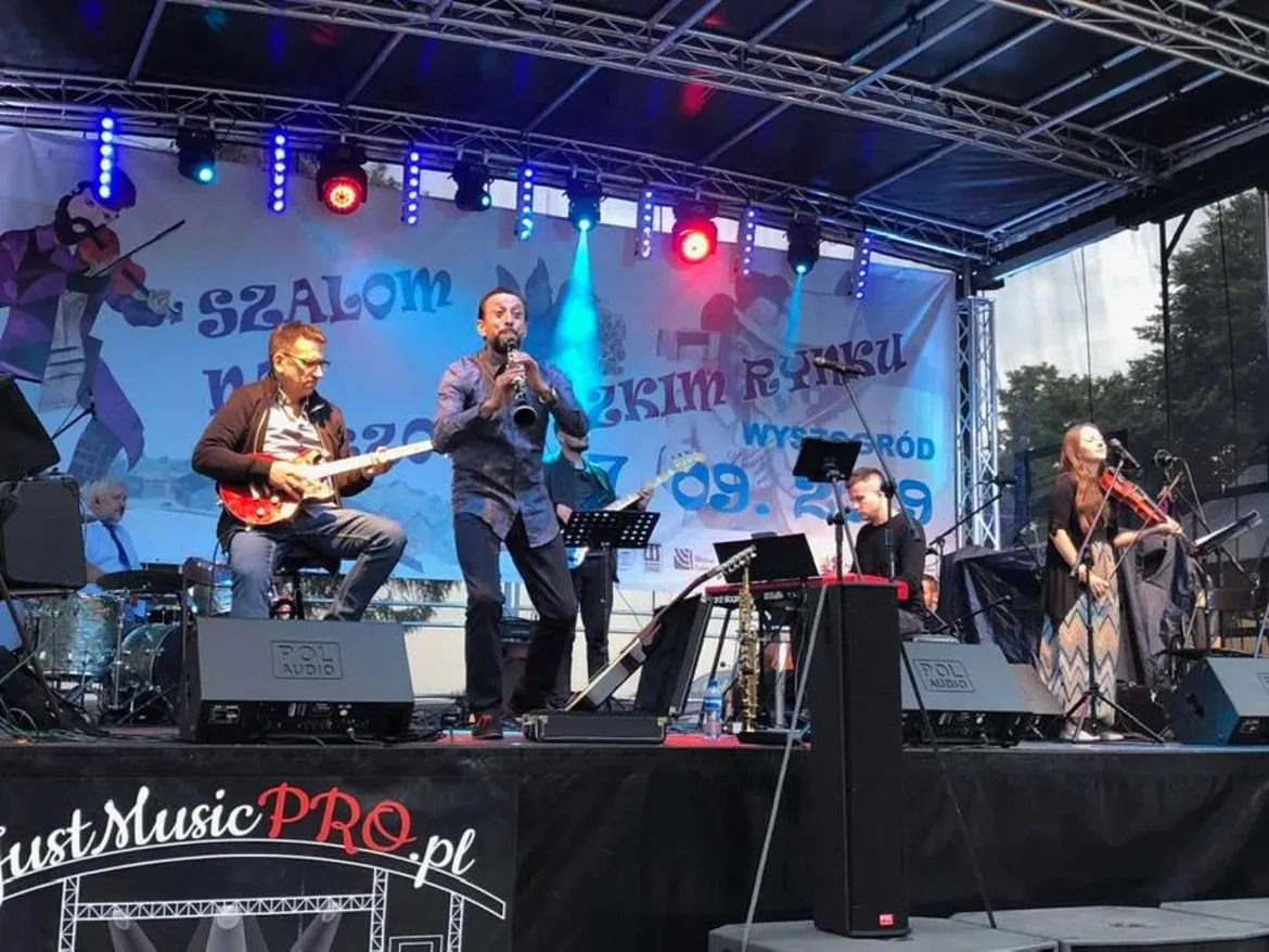 Zespół muzyczny grający na scenie plenerowej na rynku w Wyszogrodzie podczas koncertu Szalom.