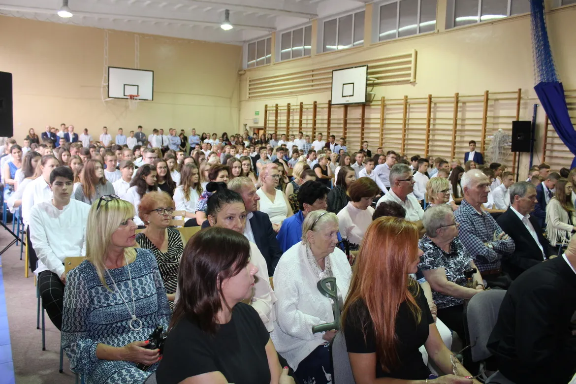 Uczniowie i rodzice zgromadzeni na sali gimnastycznej podczas uroczystego rozpoczęcia roku szkolnego 2019/2020 w Gąbinie.