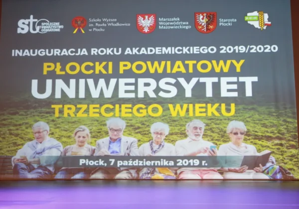 Plakat inaugurujący rok akademicki 2019/2020 Płockiego Powiatowego Uniwersytetu Trzeciego Wieku, na którym grupa seniorów siedzi na ławce na tle zielonej łąki.