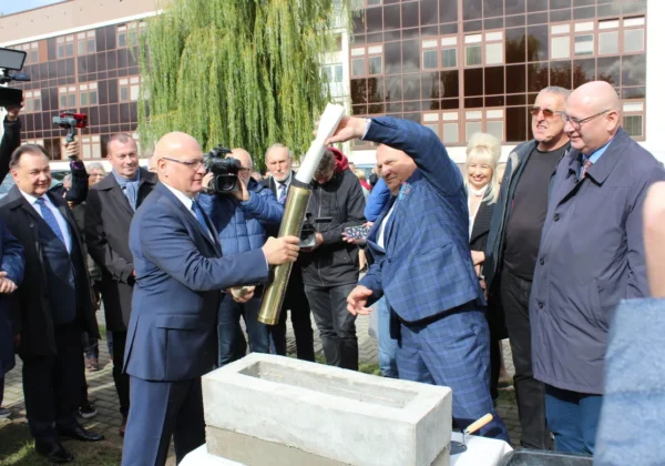 Uczestnicy ceremonii wmurowania kamienia węgielnego pod Ośrodek Radioterapii w Płocku.