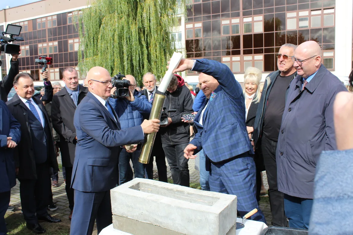 Uczestnicy ceremonii wmurowania kamienia węgielnego pod Ośrodek Radioterapii w Płocku.