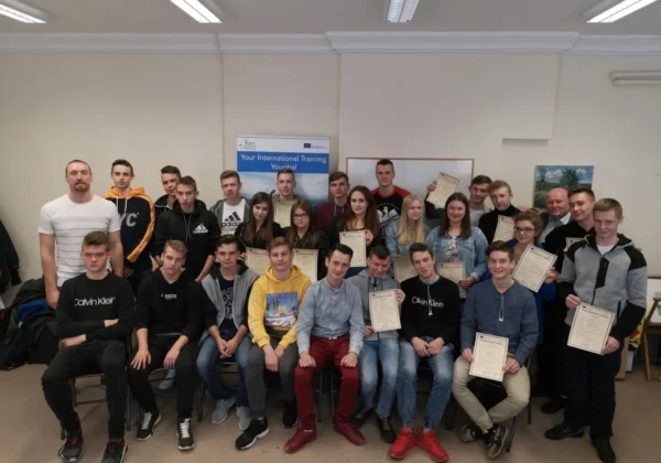 Grupa uczniów i nauczycieli Zespołu Szkół im. Jana Śniadeckiego w Wyszogrodzie podczas inauguracji praktyk zawodowych dwóch 12-osobowych mobilności, wszyscy trzymają certyfikaty.