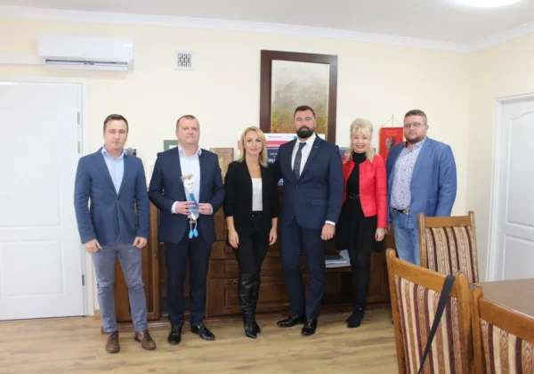 Sześcioro przedstawicieli MCPS i powiatu płockiego stoi razem w biurze, omawiając partnerstwo na rzecz rozwoju ekonomii społecznej w powiecie.