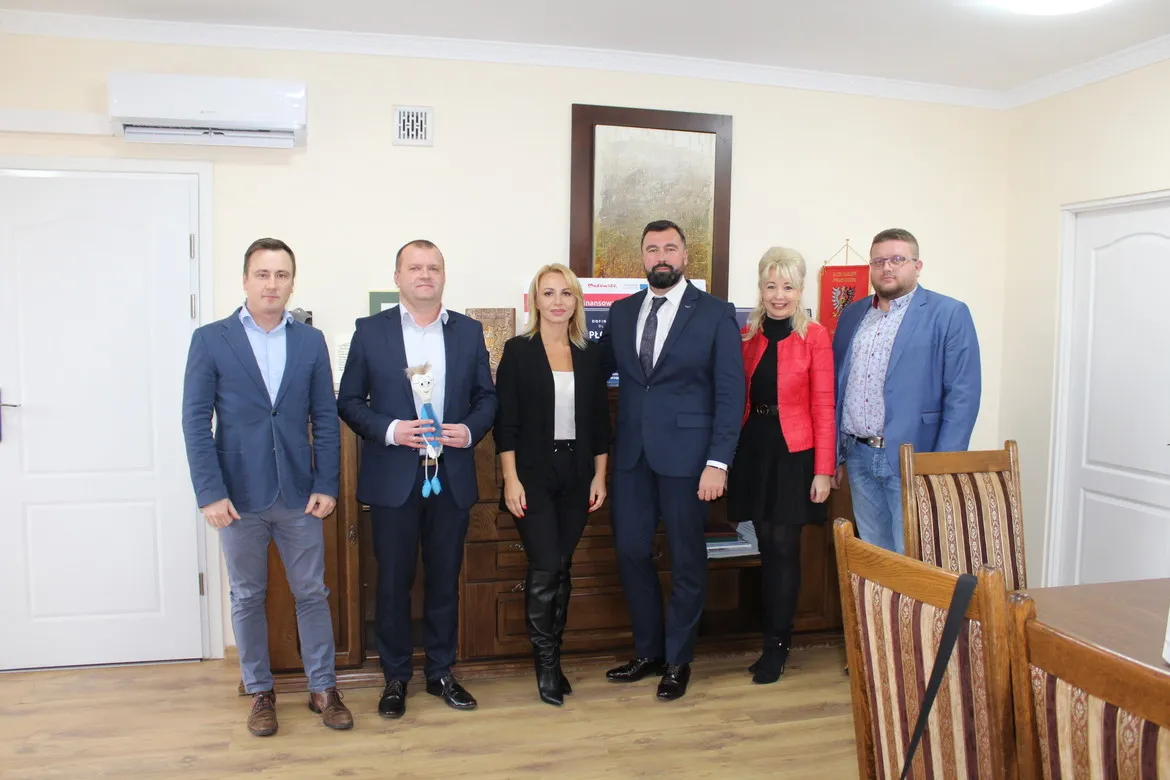 Sześcioro przedstawicieli MCPS i powiatu płockiego stoi razem w biurze, omawiając partnerstwo na rzecz rozwoju ekonomii społecznej w powiecie.