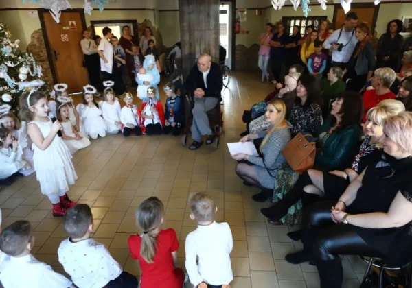 Dzieci przebrane za anioły i kolędników występują podczas świątecznego spotkania w Domu Pomocy Społecznej w Koszelewie przed zgromadzoną publicznością.
