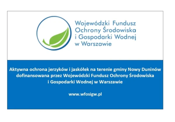 Baner z logo WFOŚiGW w Warszawie i napisem informującym o aktywnej ochronie jerzyków i jaskółek na terenie gminy Nowy Duninów, dofinansowanej przez Wojewódzki Fundusz Ochrony Środowiska i Gospodarki Wodnej w Warszawie.