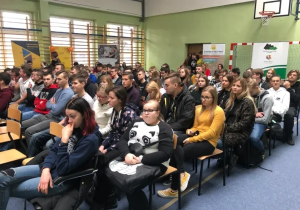 Duża grupa uczniów siedzi w sali gimnastycznej podczas V Targów Edukacyjno-Zawodowych „Bieg do przyszłości” w Zespole Szkół im. Leokadii Bergerowej w Płocku.