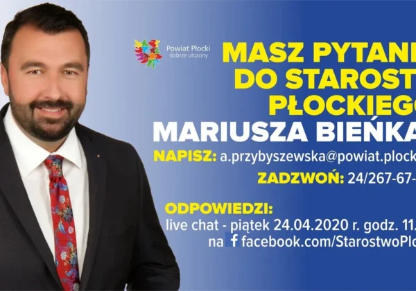 Portret mężczyzny w garniturze na niebieskim tle z plakatem zachęcającym do zadawania pytań Starosty Płockiego i podanymi danymi kontaktowymi.