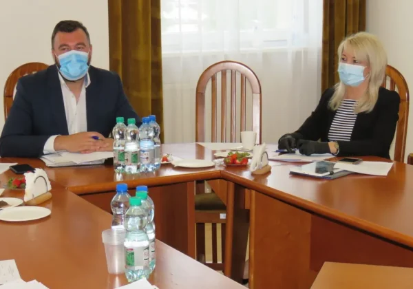 Dwie osoby w maseczkach siedzą przy stole konferencyjnym w biurze Powiatu Płockiego, omawiając temat aktywizacji osób bezrobotnych w 2019 roku.