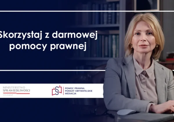 Kobieta w szarym garniturze siedzi przy biurku z książkami w tle, a na grafice widnieje napis „Skorzystaj z darmowej pomocy prawnej”.