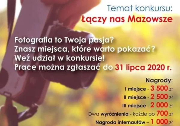 Zbliżenie na dłoń trzymającą aparat fotograficzny na tle jesiennego, żółto-zielonego krajobrazu; plakat promujący konkurs Mazowsze bliskie sercu.