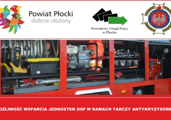 Spotkanie przedstawicieli OSP w sprawie dofinansowania z Tarczy Antykryzysowej; na zdjęciu widać czerwony wóz strażacki z wyposażeniem oraz logotypy Powiatu Płockiego i Powiatowego Urzędu Pracy w Płocku.
