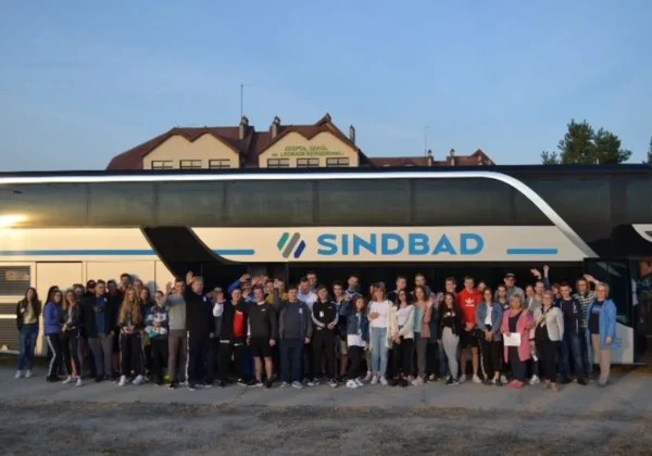 Grupa uczniów Zespołu Szkół im. Leokadii Bergerowej stoi przed autobusem Sindbad, przygotowana na praktyki w Grecji.