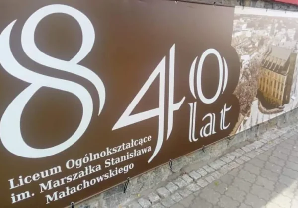 Banner jubileuszowy z napisem „84 lat” Liceum Ogólnokształcącego im. Marszałka Stanisława Małachowskiego.