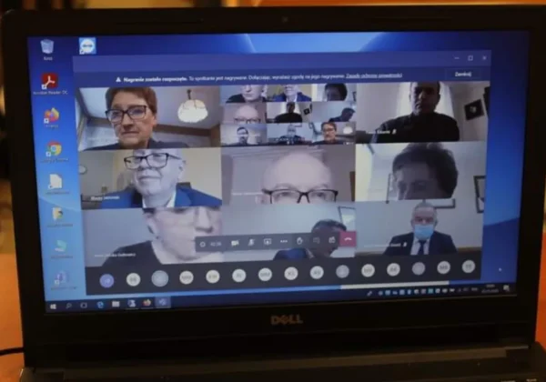 Na ekranie laptopa widoczna jest grupowa wideokonferencja z udziałem uczestników XX Sesji Rady Powiatu w Płocku w kadencji 2018–2023.