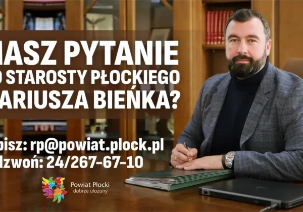 Mężczyzna w garniturze siedzi przy biurku w biurze, a na pierwszym planie widoczny jest duży napis zachęcający do zadania pytania do starosty wraz z danymi kontaktowymi (rp@powiat.pl, 24/267-67-10) oraz logo Powiatu Płockiego.